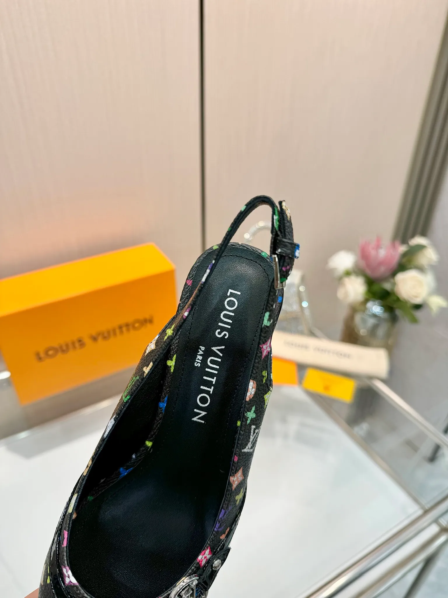 👟👟Ex-factory price 640👟👟Purchase level], Louis Vuitton 2025 official website early spring series! Perfect last shape, new pointed toe🆕, the official website is updated simultaneously. The small pointed toe is matched with a hollow leather strip and a small square buckle to adjust the elasticity. LV hardware "logo" is embellished. It is full of details and a visual feast. 💯It is difficult to conceal the elegant temperament of LV. It is comfortable and easy to wear, and full of femininity. The new original reverse mold last has the ultimate 1:1 shape, exquisite workmanship, and imported high-end fabrics showing exquisite texture! Fabric: Imported lambskin, cow patent leather/Presbyopia/denim. High-quality soft sheepskin lining. Feet: imported goatskin, Italian genuine leather outsole. 5.5 lacquered heels. Number of yards: 34-41 (34.40, 41, customization is non-returnable and non-exchangeable)
